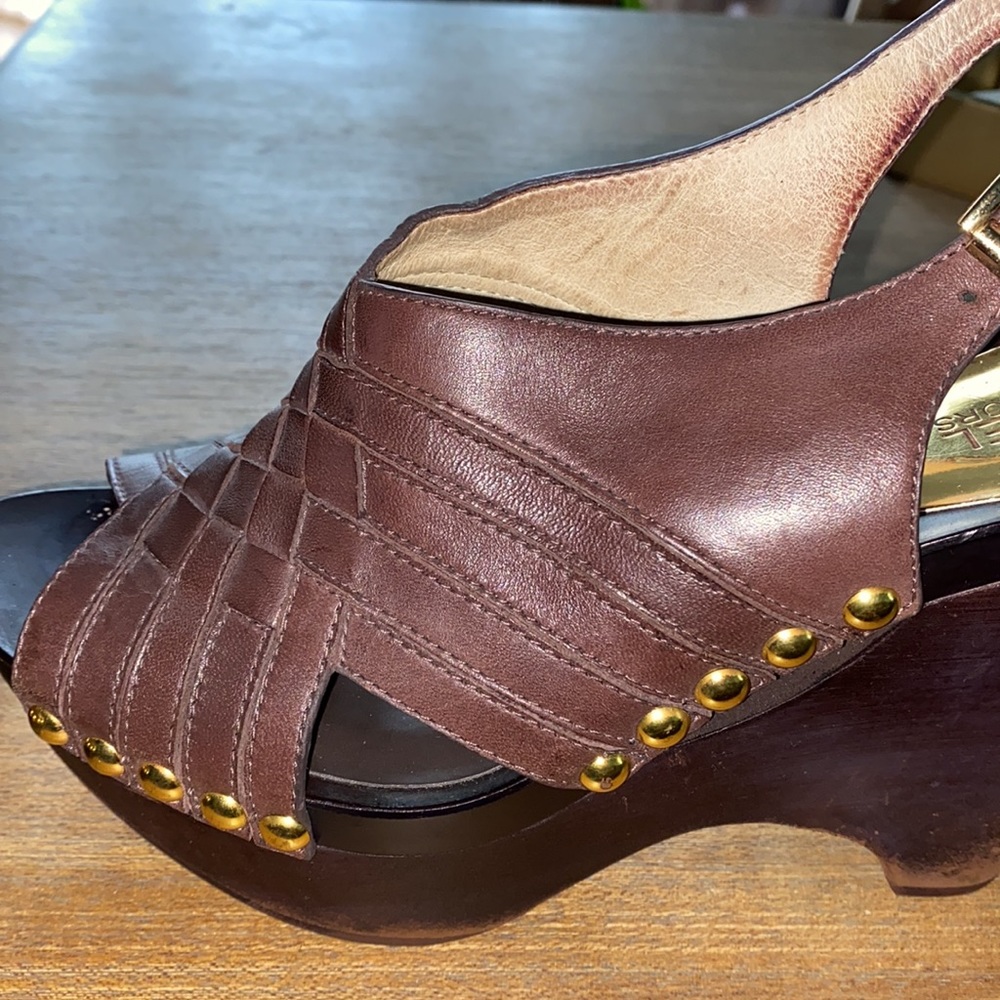 Beautiful leather Michael Kors sandals size 9!